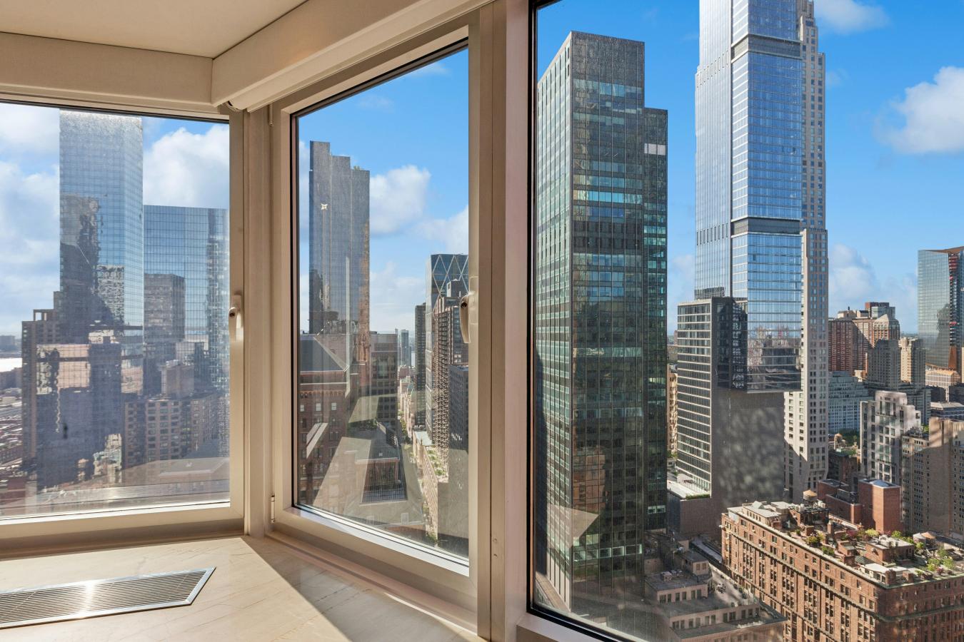 New York, New York, 10019, United States, 1 Bedroom Bedrooms, ,1 BathroomBathrooms,Residential,For Sale,1952951