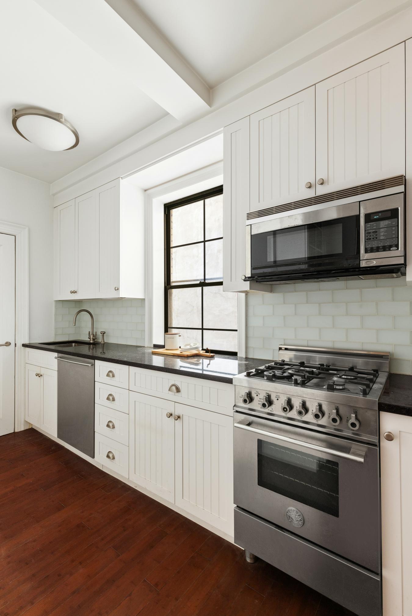 New York, New York, 10024, United States, 1 Bedroom Bedrooms, ,1 BathroomBathrooms,Residential,For Sale,1952948