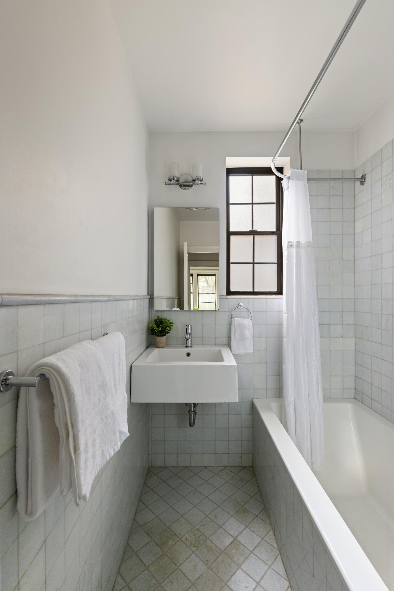 New York, New York, 10024, United States, 1 Bedroom Bedrooms, ,1 BathroomBathrooms,Residential,For Sale,1952948