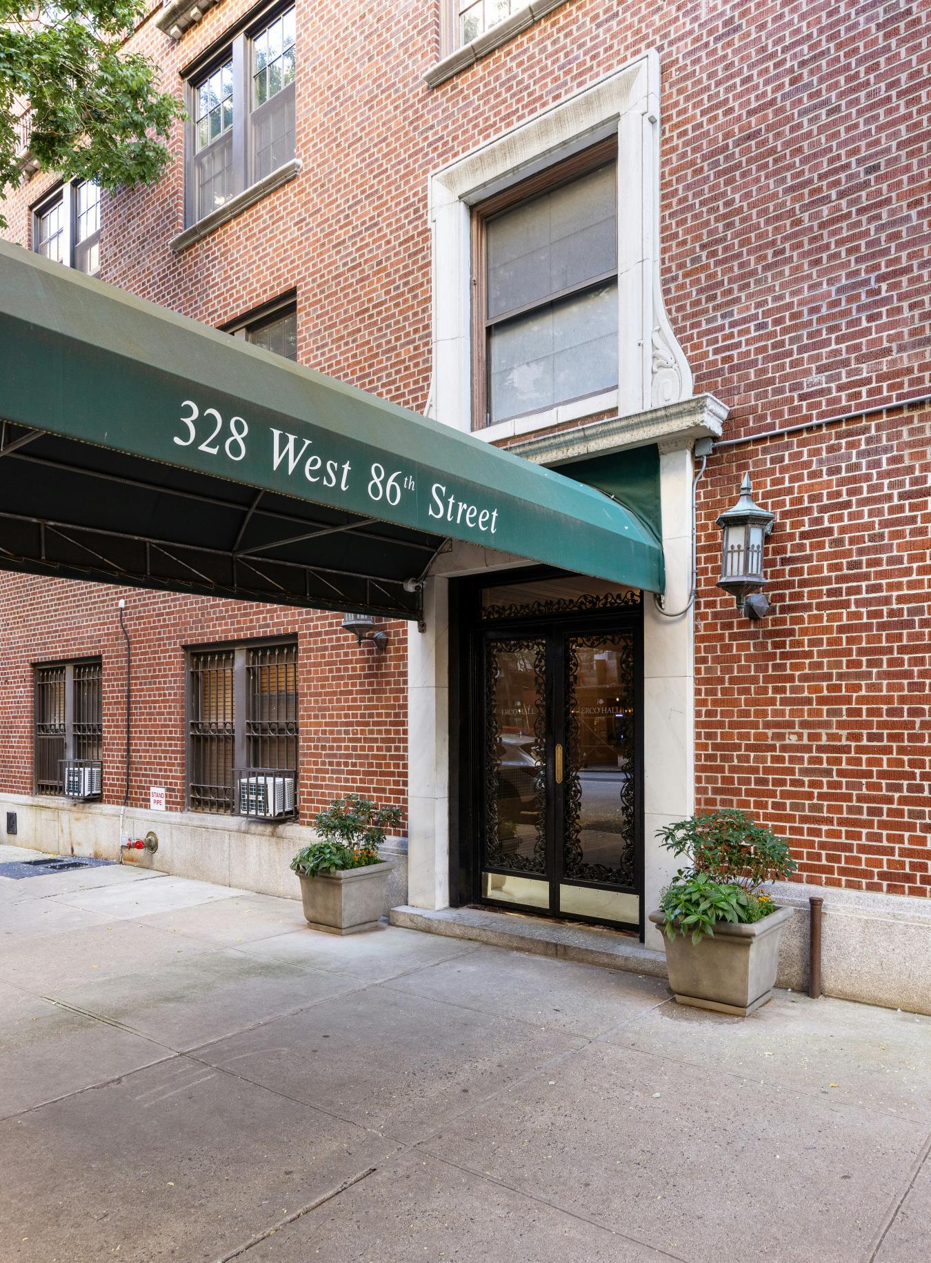 New York, New York, 10024, United States, 1 Bedroom Bedrooms, ,1 BathroomBathrooms,Residential,For Sale,1952948