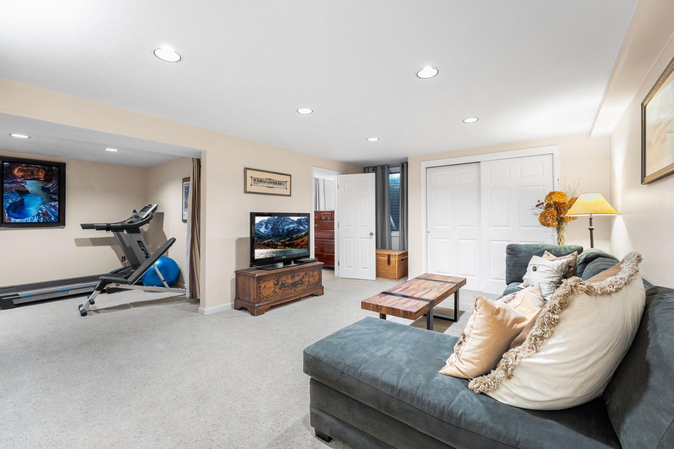 Littleton, Arapahoe, 80123, United States, 5 Bedrooms Bedrooms, ,3 BathroomsBathrooms,Residential,For Sale,1952936