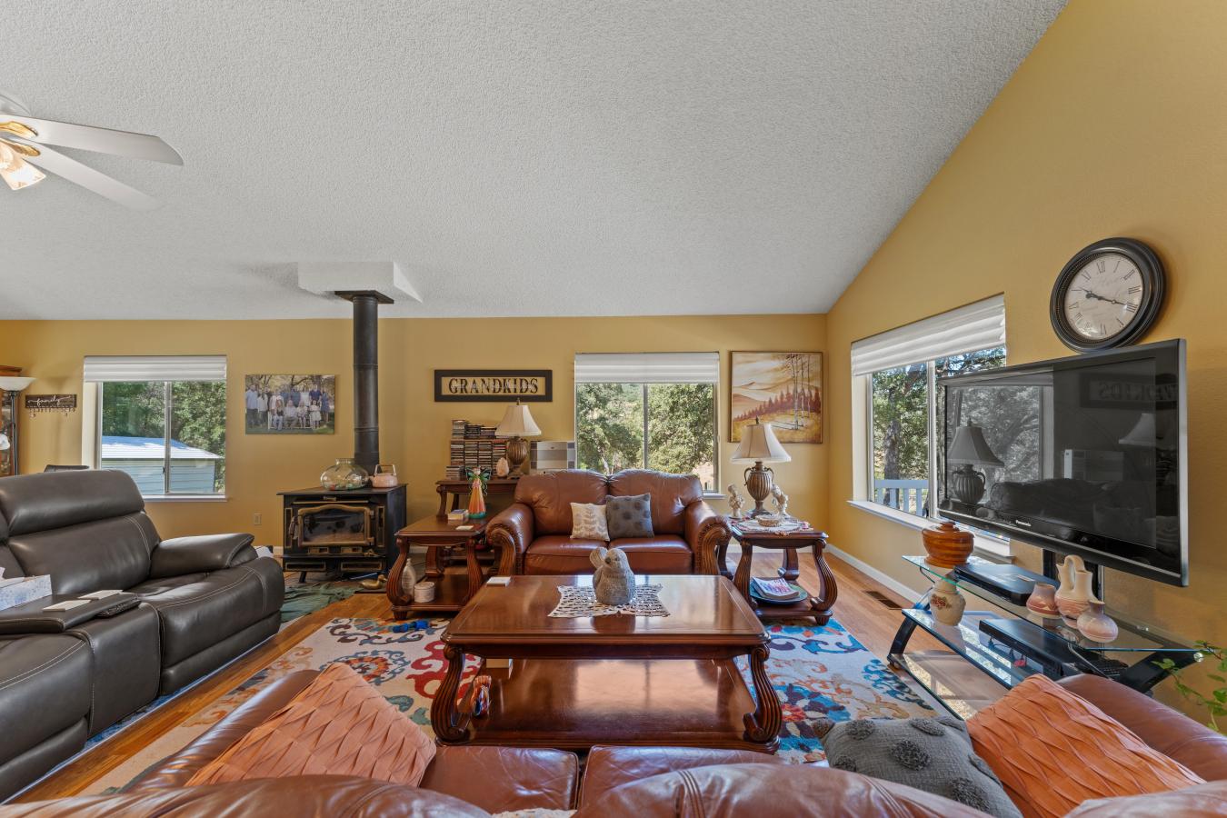 Smartsville, Nevada, 95977, United States, 6 Bedrooms Bedrooms, ,2 BathroomsBathrooms,Residential,For Sale,1953203