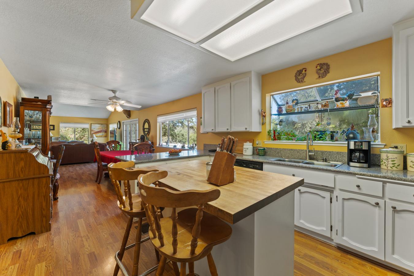 Smartsville, Nevada, 95977, United States, 6 Bedrooms Bedrooms, ,2 BathroomsBathrooms,Residential,For Sale,1953203