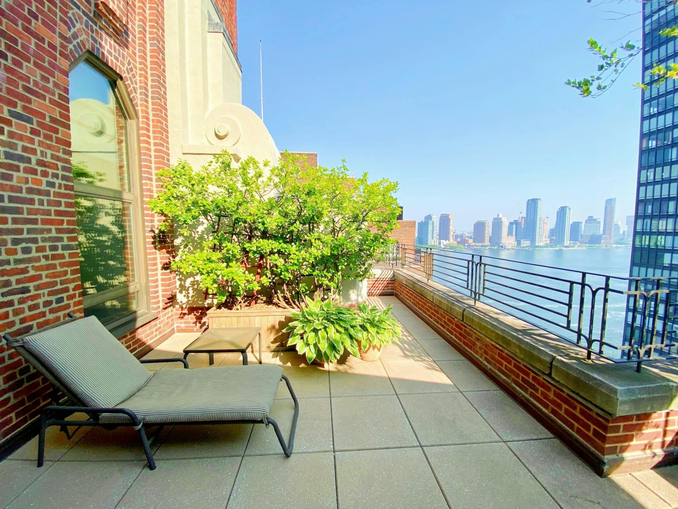 New York, New York, 10022, United States, 3 Bedrooms Bedrooms, ,2 BathroomsBathrooms,Residential,For Sale,1953194