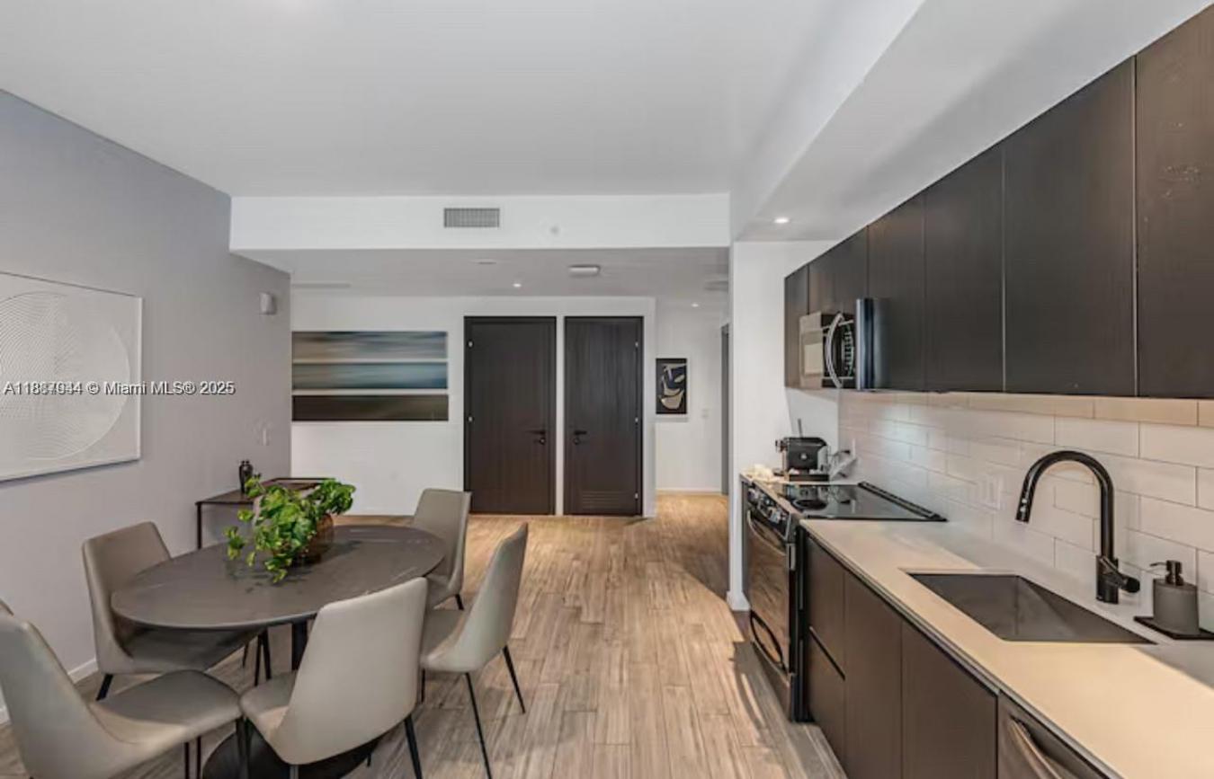 Miami, Miami-Dade County, 33132, United States, 3 Bedrooms Bedrooms, ,2 BathroomsBathrooms,Residential,For Sale,1953562