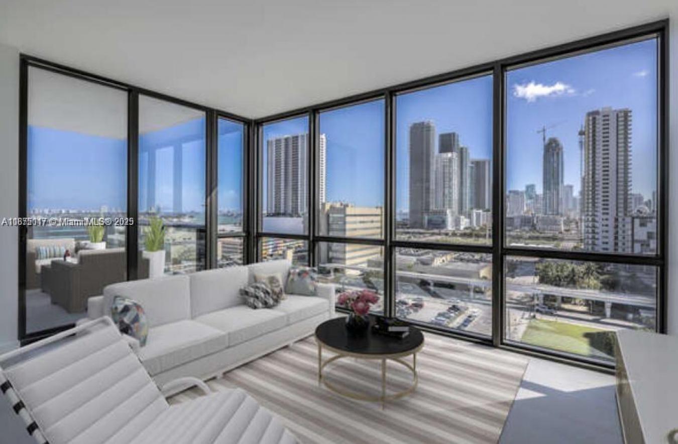Enchanting 2/2 Corner with breathtaking views of Miami Urban skyline & – image 1