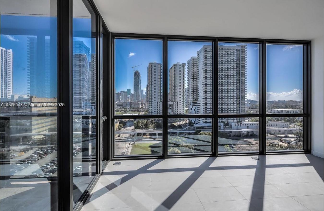 Enchanting 2/2 Corner with breathtaking views of Miami Urban skyline & – image 10