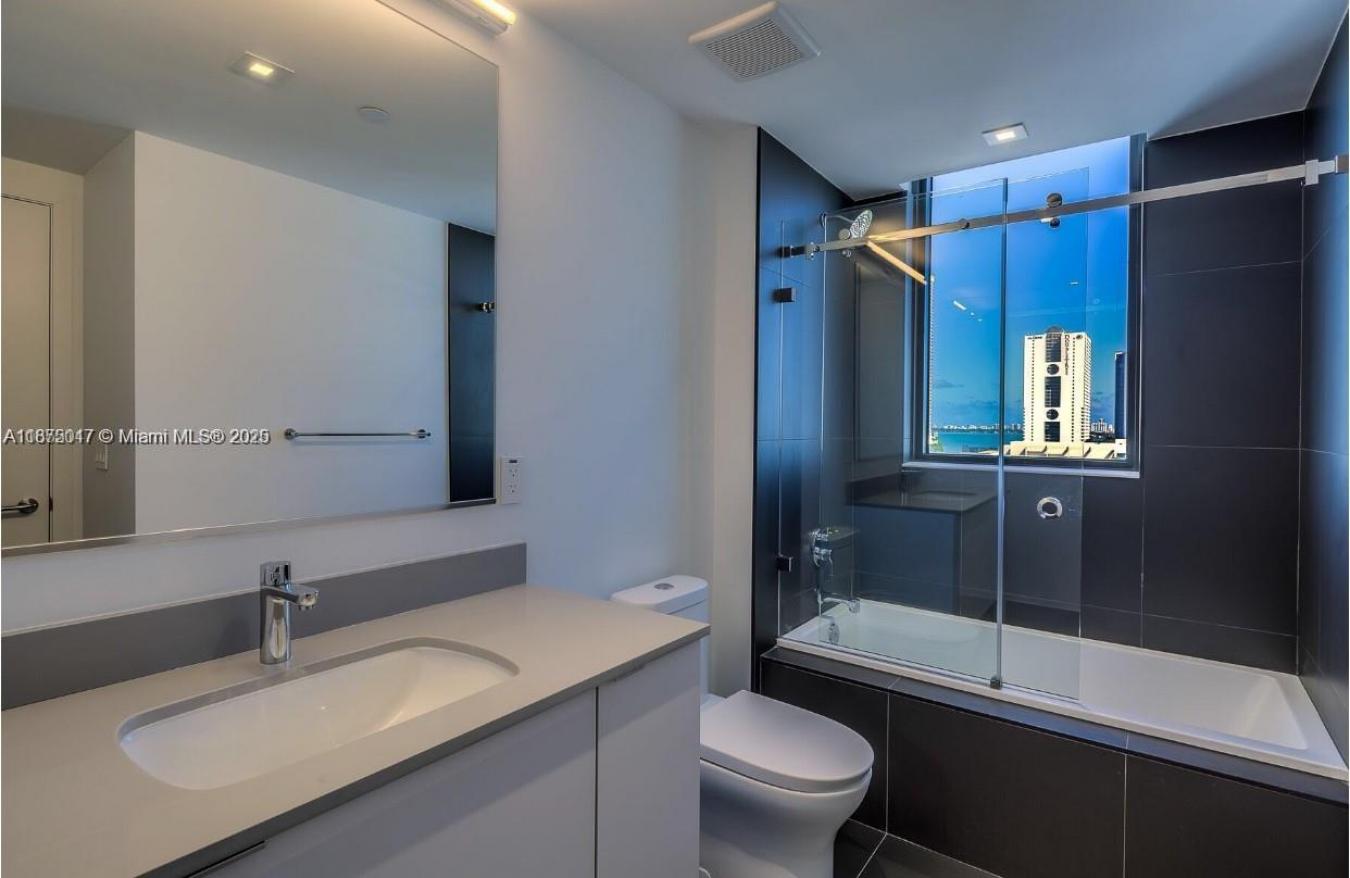 Enchanting 2/2 Corner with breathtaking views of Miami Urban skyline & – image 14