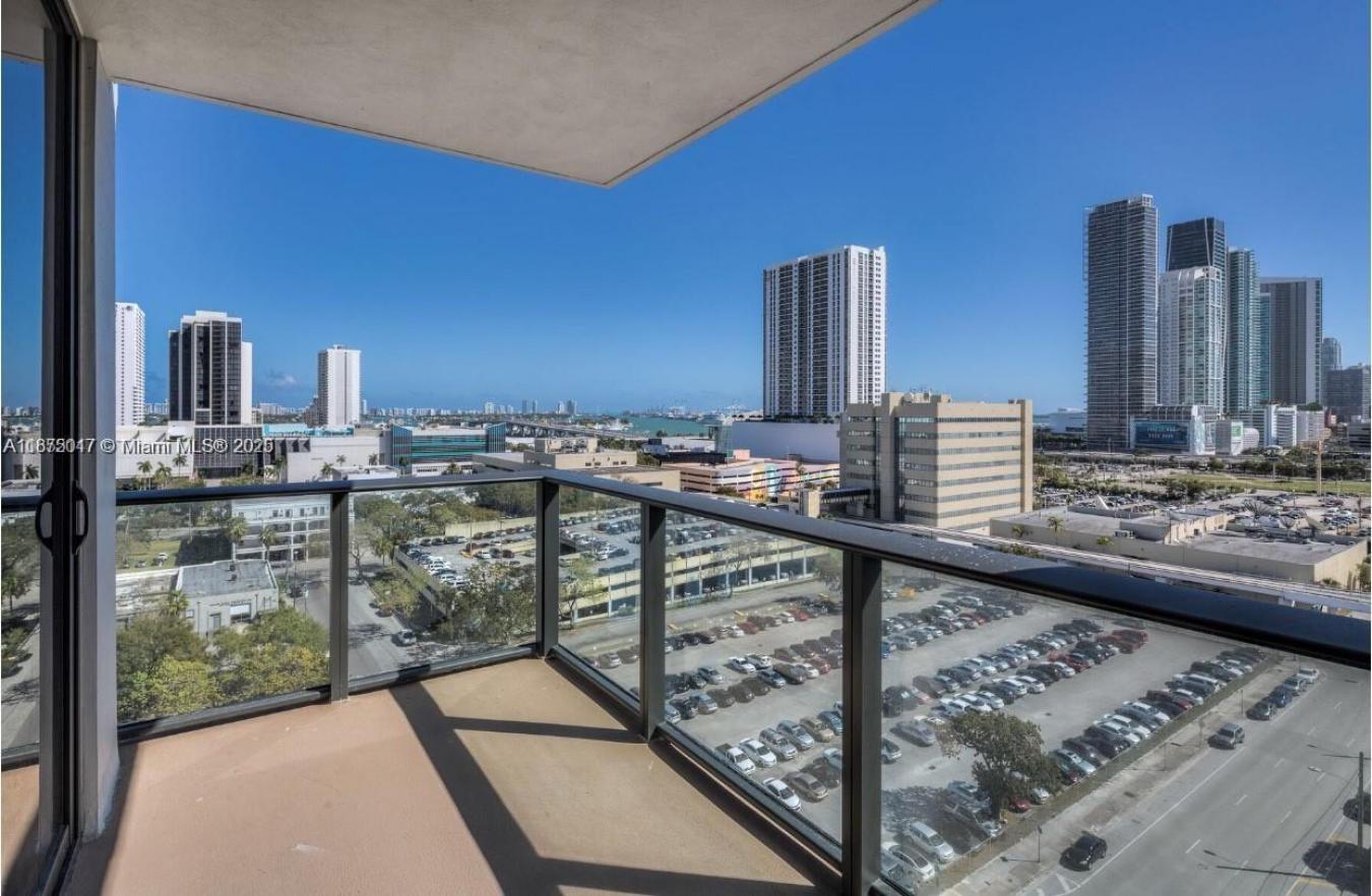 Enchanting 2/2 Corner with breathtaking views of Miami Urban skyline & – image 15