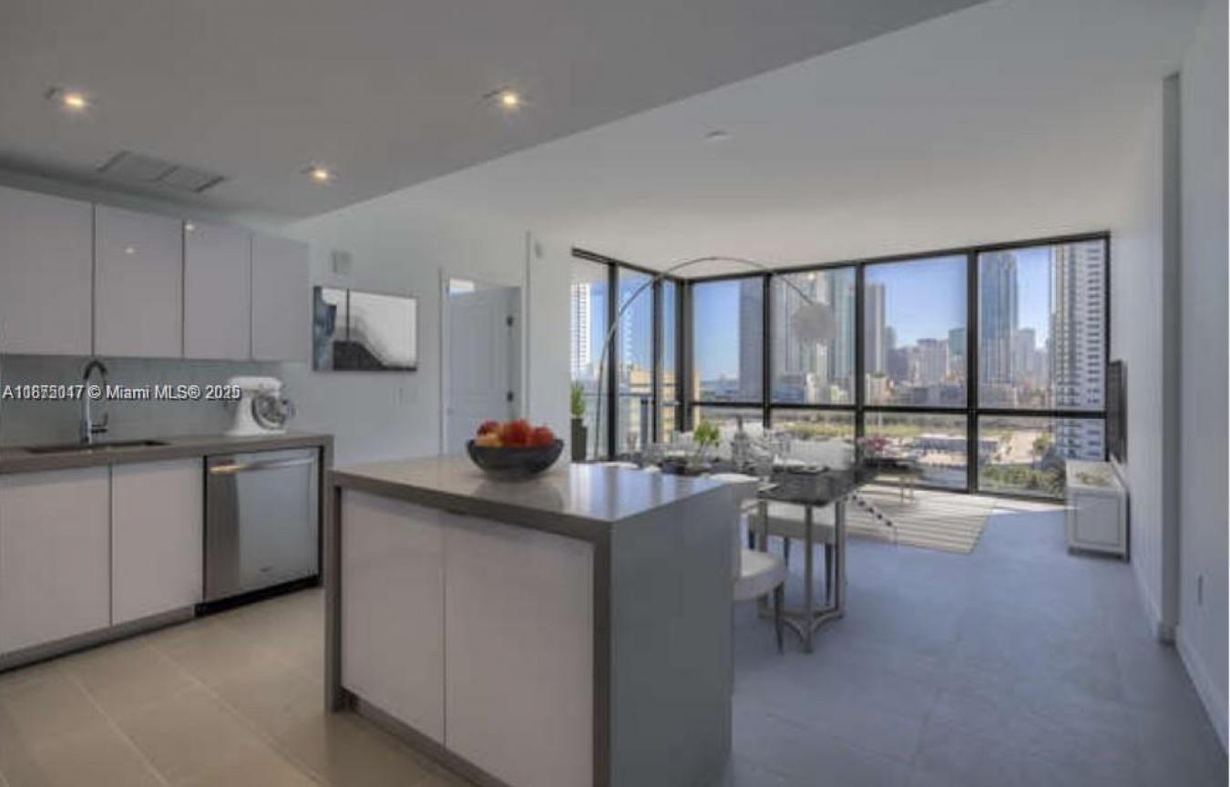 Enchanting 2/2 Corner with breathtaking views of Miami Urban skyline & – image 16