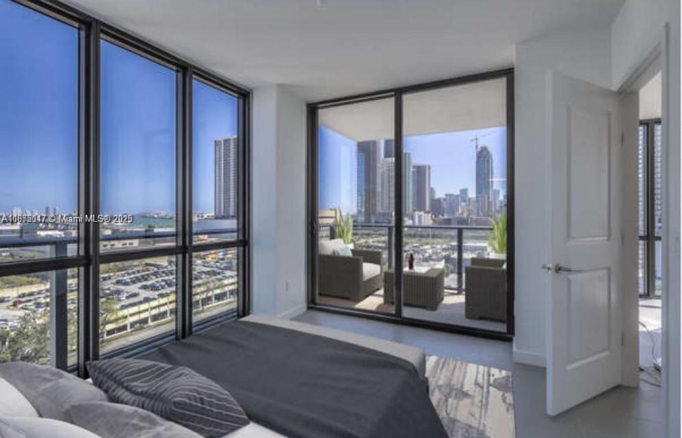 Enchanting 2/2 Corner with breathtaking views of Miami Urban skyline & – image 2