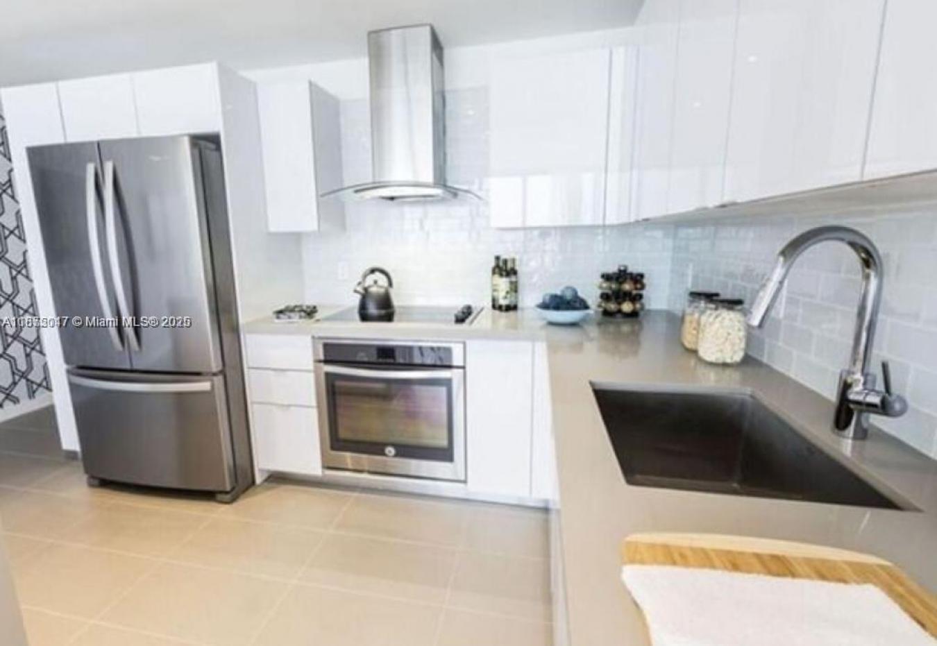 Enchanting 2/2 Corner with breathtaking views of Miami Urban skyline & – image 4