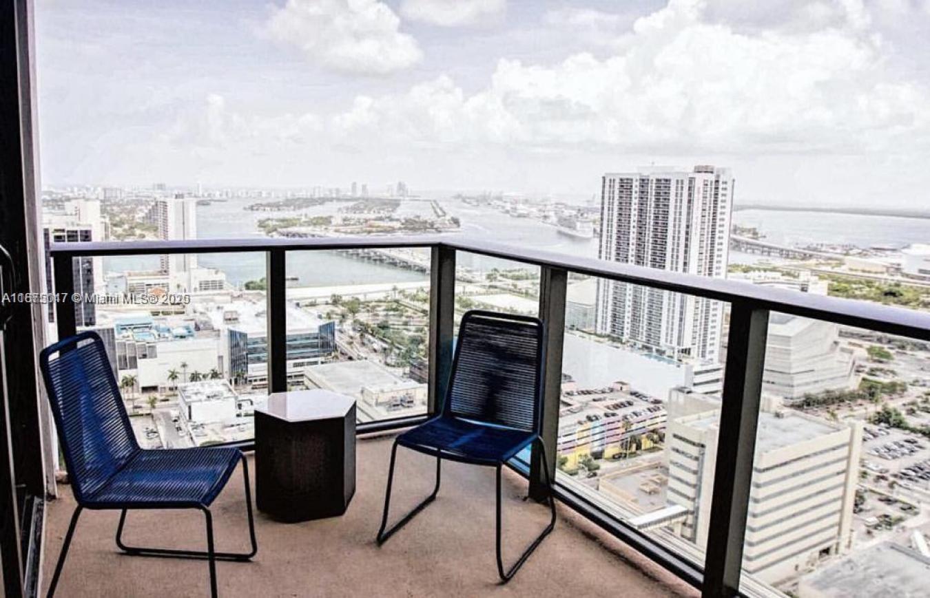 Enchanting 2/2 Corner with breathtaking views of Miami Urban skyline & – image 5