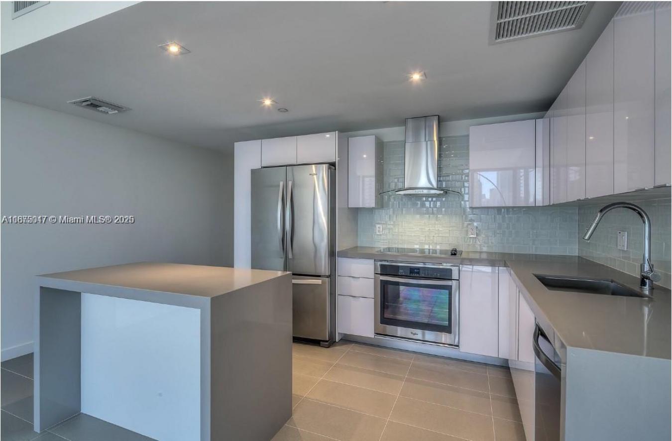 Enchanting 2/2 Corner with breathtaking views of Miami Urban skyline & – image 7
