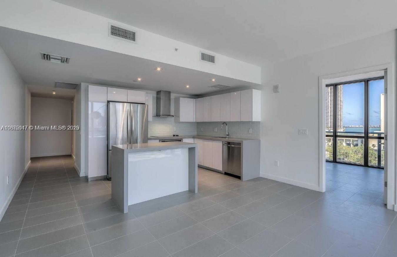 Enchanting 2/2 Corner with breathtaking views of Miami Urban skyline & – image 8
