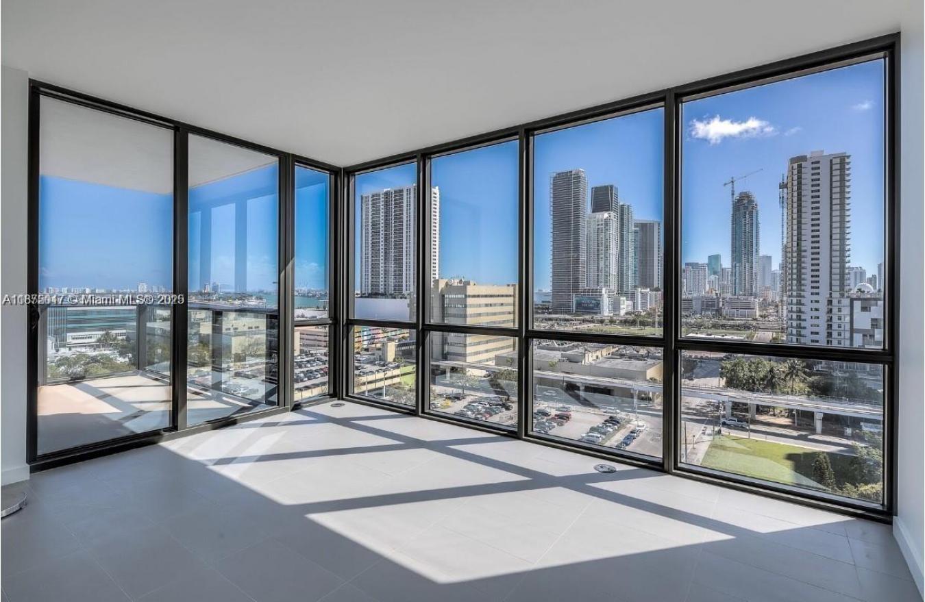 Enchanting 2/2 Corner with breathtaking views of Miami Urban skyline & – image 9