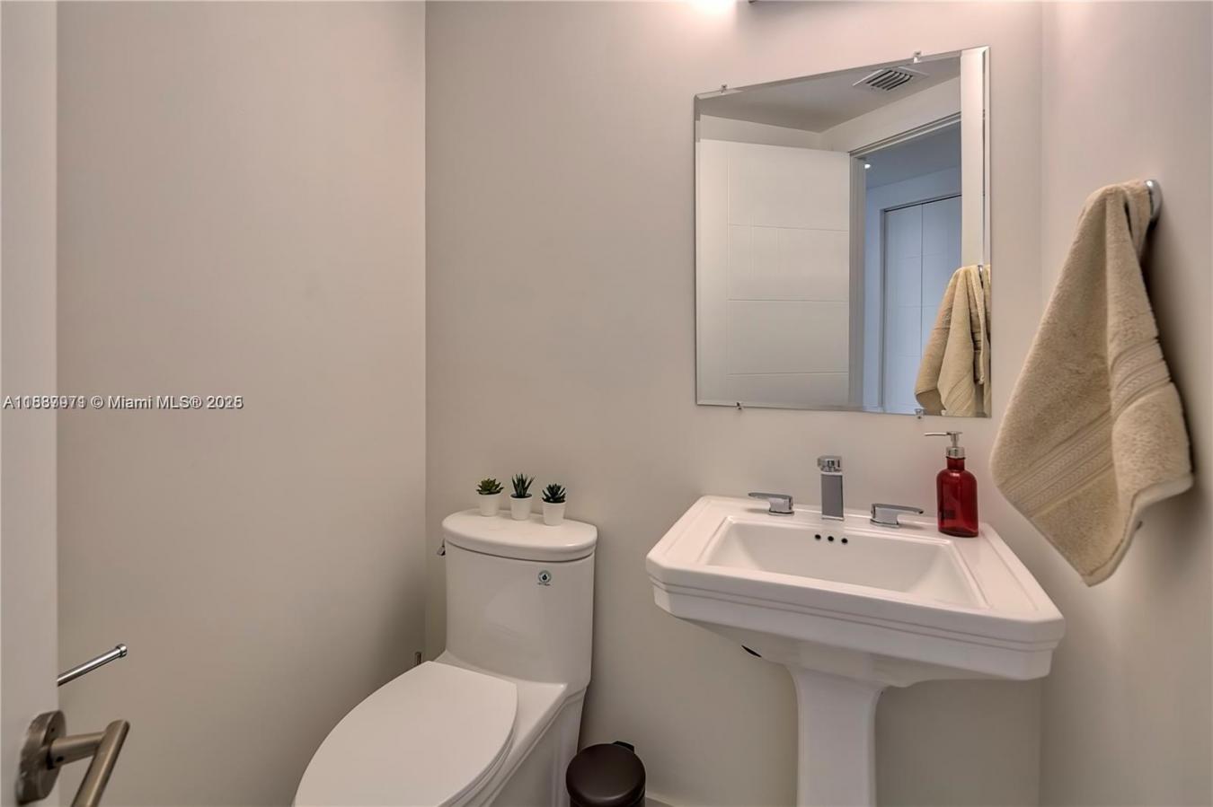 Be the lucky one to live in this beautiful CORNER UNIT with 2/2 and 1/ – image 16