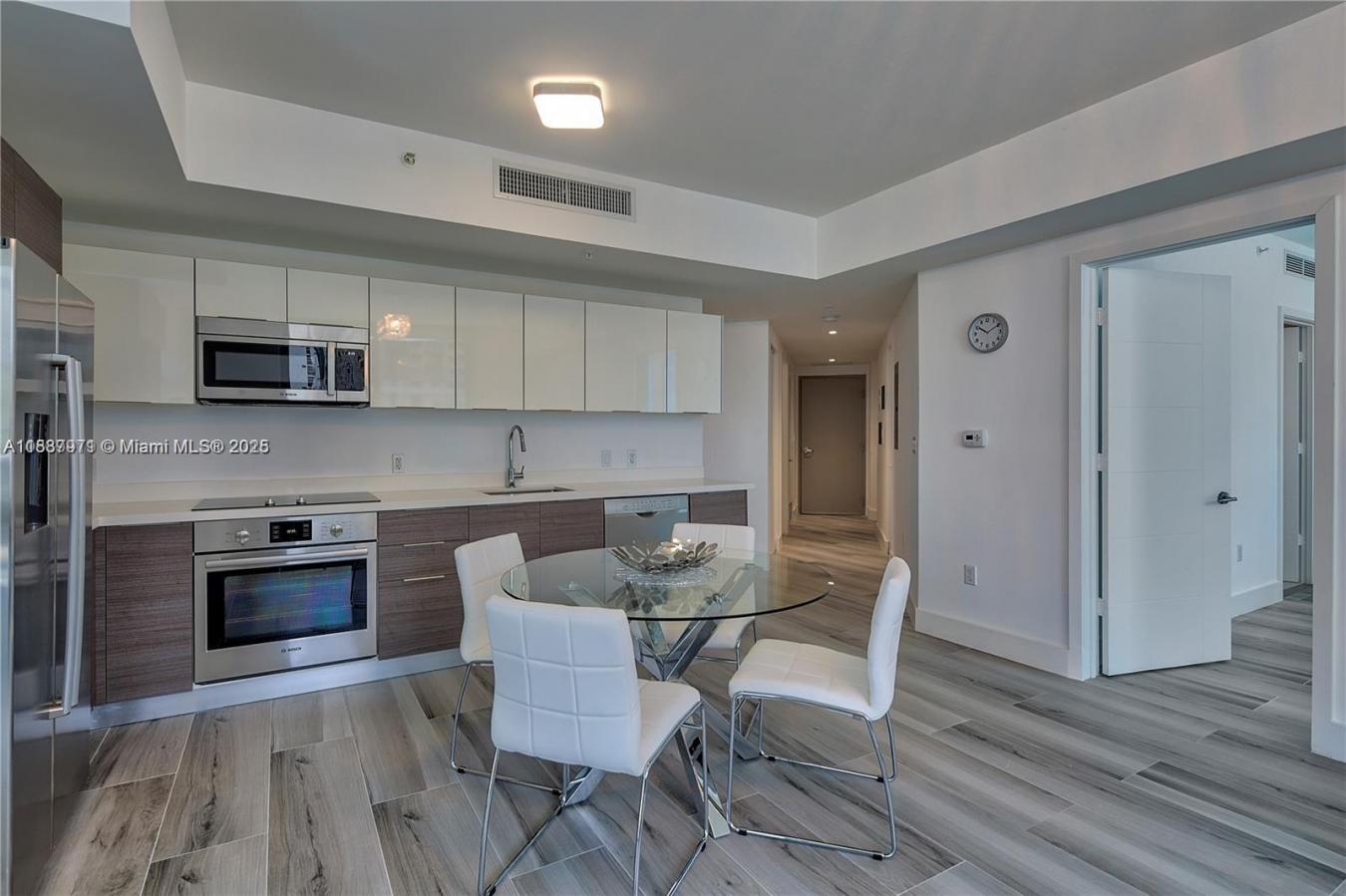 Be the lucky one to live in this beautiful CORNER UNIT with 2/2 and 1/ – image 5