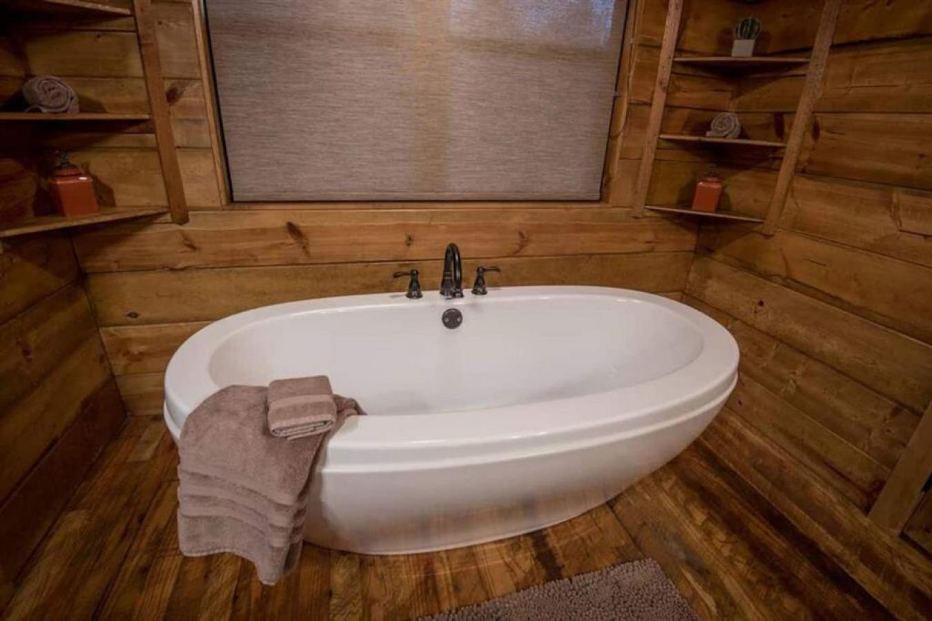 Broken Bow, McCurtain, 74728, United States, 6 Bedrooms Bedrooms, ,4 BathroomsBathrooms,Residential,For Sale,1953546