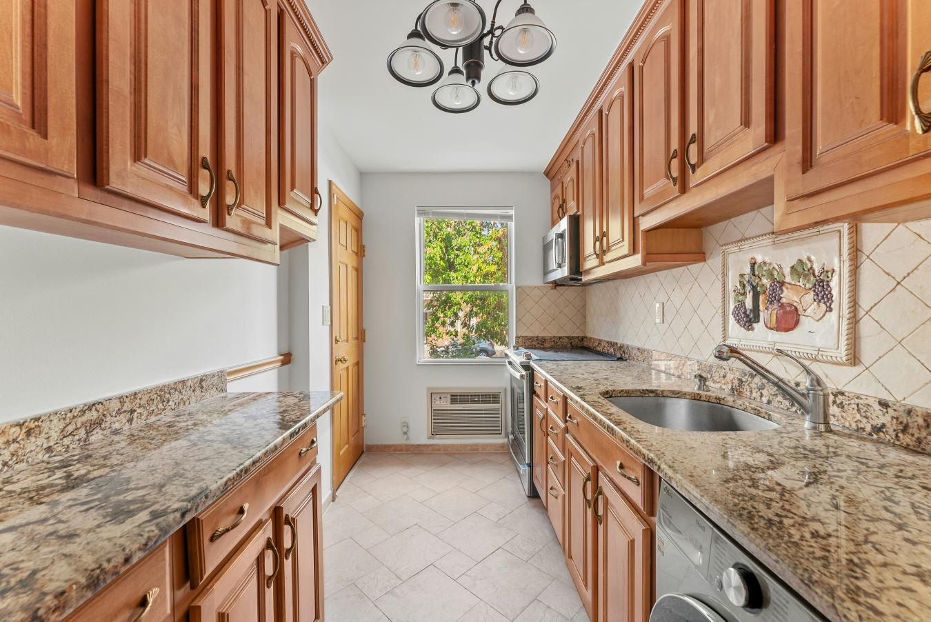 Ditmars Steinway, New York, 11102, United States, 5 Bedrooms Bedrooms, ,3 BathroomsBathrooms,Residential,For Sale,1953531