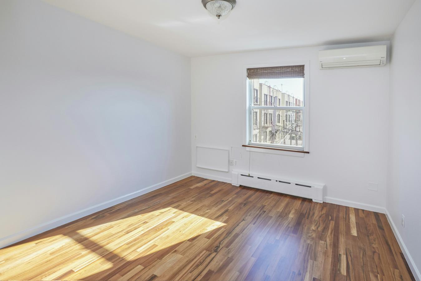 Ditmars Steinway, New York, 11102, United States, 5 Bedrooms Bedrooms, ,3 BathroomsBathrooms,Residential,For Sale,1953531