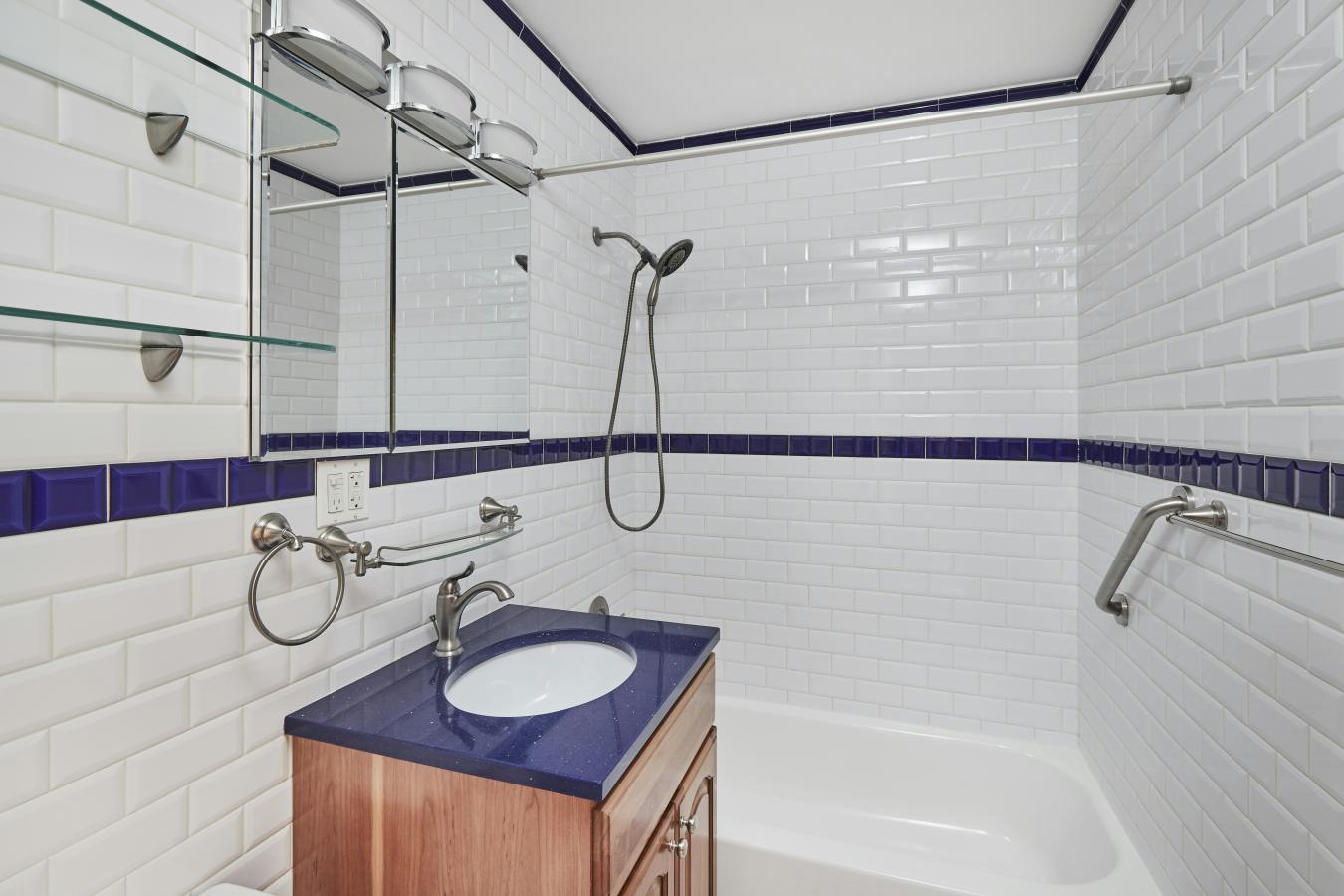 Ditmars Steinway, New York, 11102, United States, 5 Bedrooms Bedrooms, ,3 BathroomsBathrooms,Residential,For Sale,1953531
