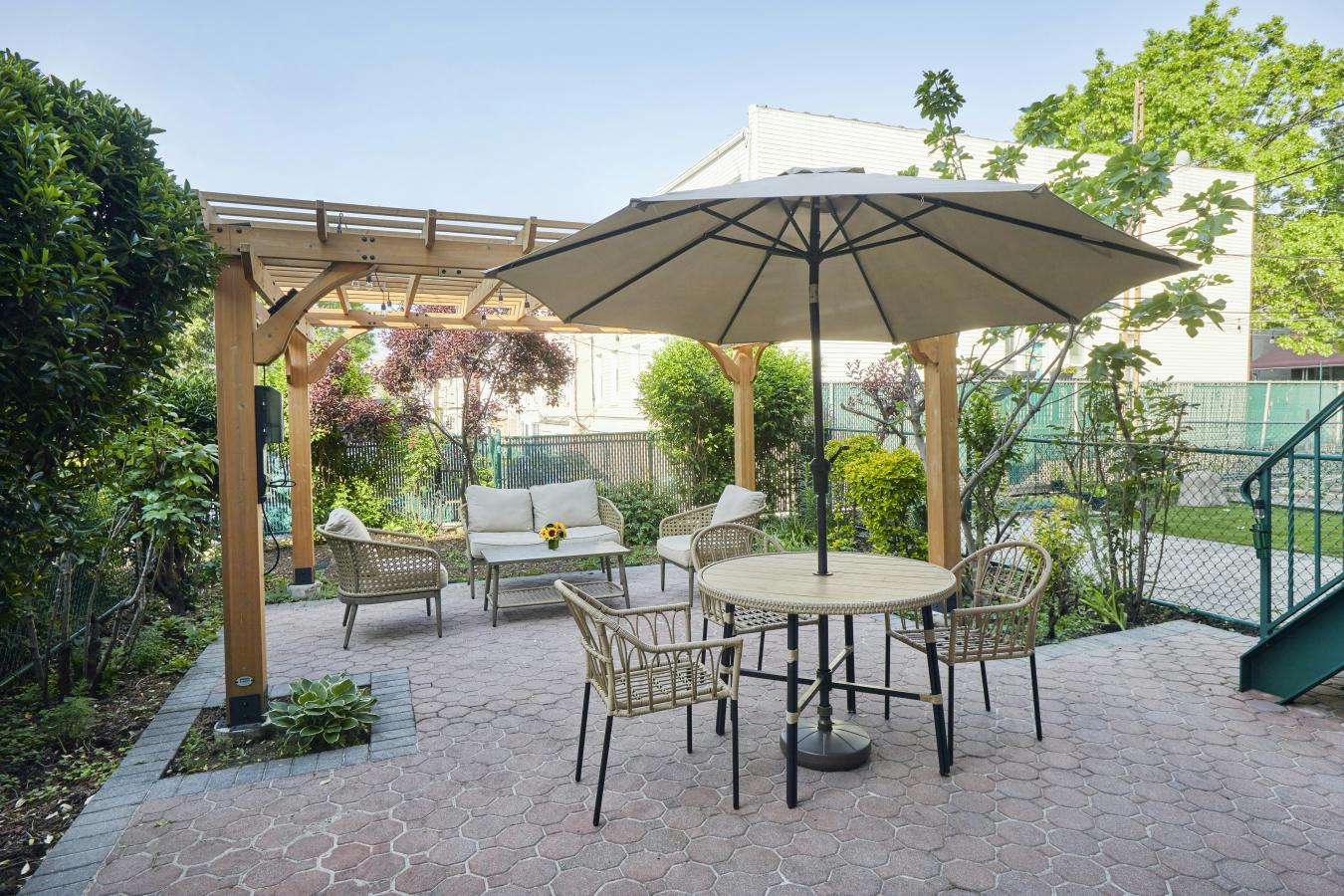 Ditmars Steinway, New York, 11102, United States, 5 Bedrooms Bedrooms, ,3 BathroomsBathrooms,Residential,For Sale,1953531