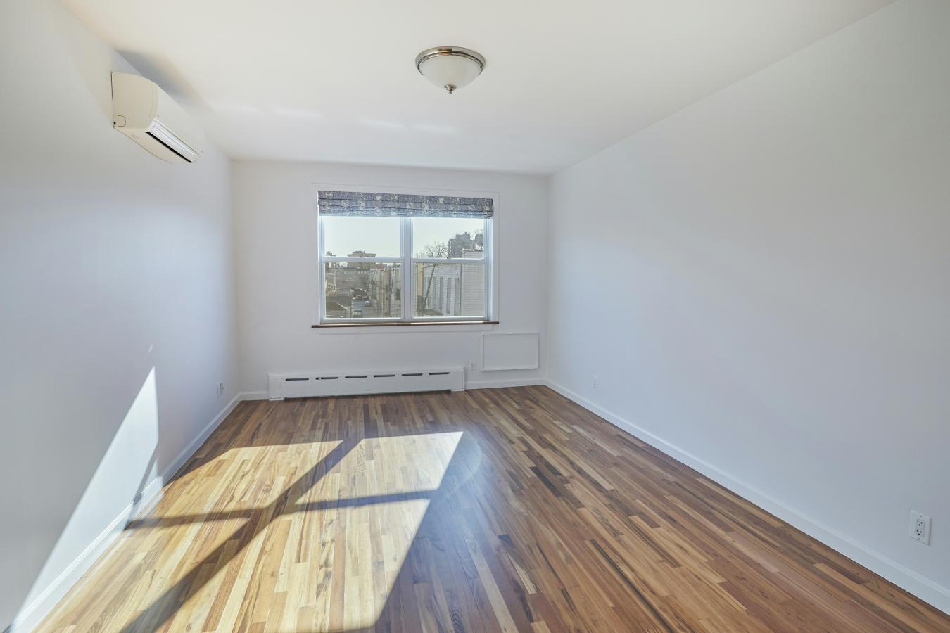 Ditmars Steinway, New York, 11102, United States, 5 Bedrooms Bedrooms, ,3 BathroomsBathrooms,Residential,For Sale,1953531