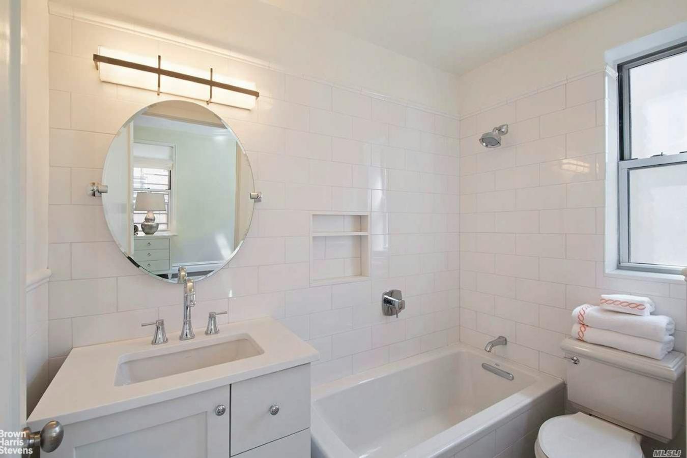 Jackson Heights, New York, 11372, United States, 3 Bedrooms Bedrooms, ,2 BathroomsBathrooms,Residential,For Sale,1953524