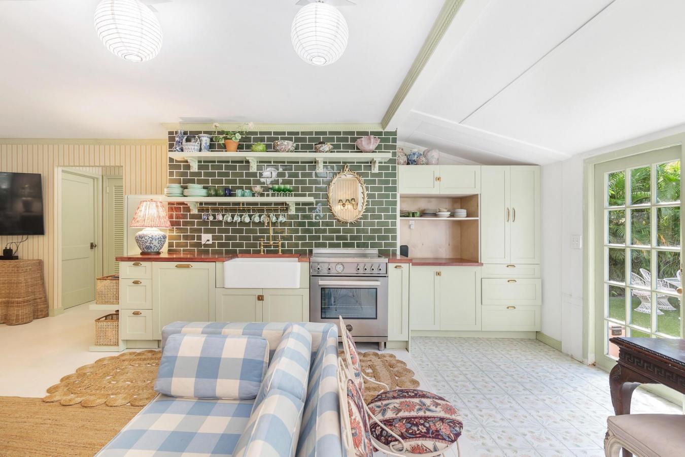 West Palm Beach, Florida, 33401, United States, 2 Bedrooms Bedrooms, ,1 BathroomBathrooms,Residential,For Sale,1953523