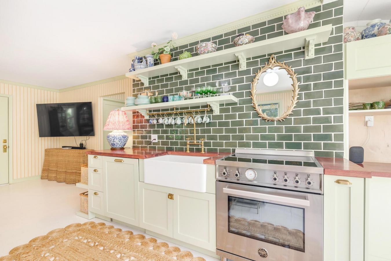 West Palm Beach, Florida, 33401, United States, 2 Bedrooms Bedrooms, ,1 BathroomBathrooms,Residential,For Sale,1953523