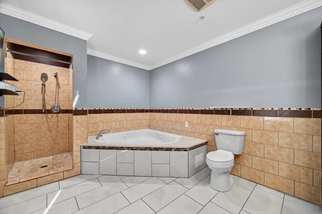 Hyattsville, Maryland, 20782, United States, 7 Bedrooms Bedrooms, ,5 BathroomsBathrooms,Residential,For Sale,1953916