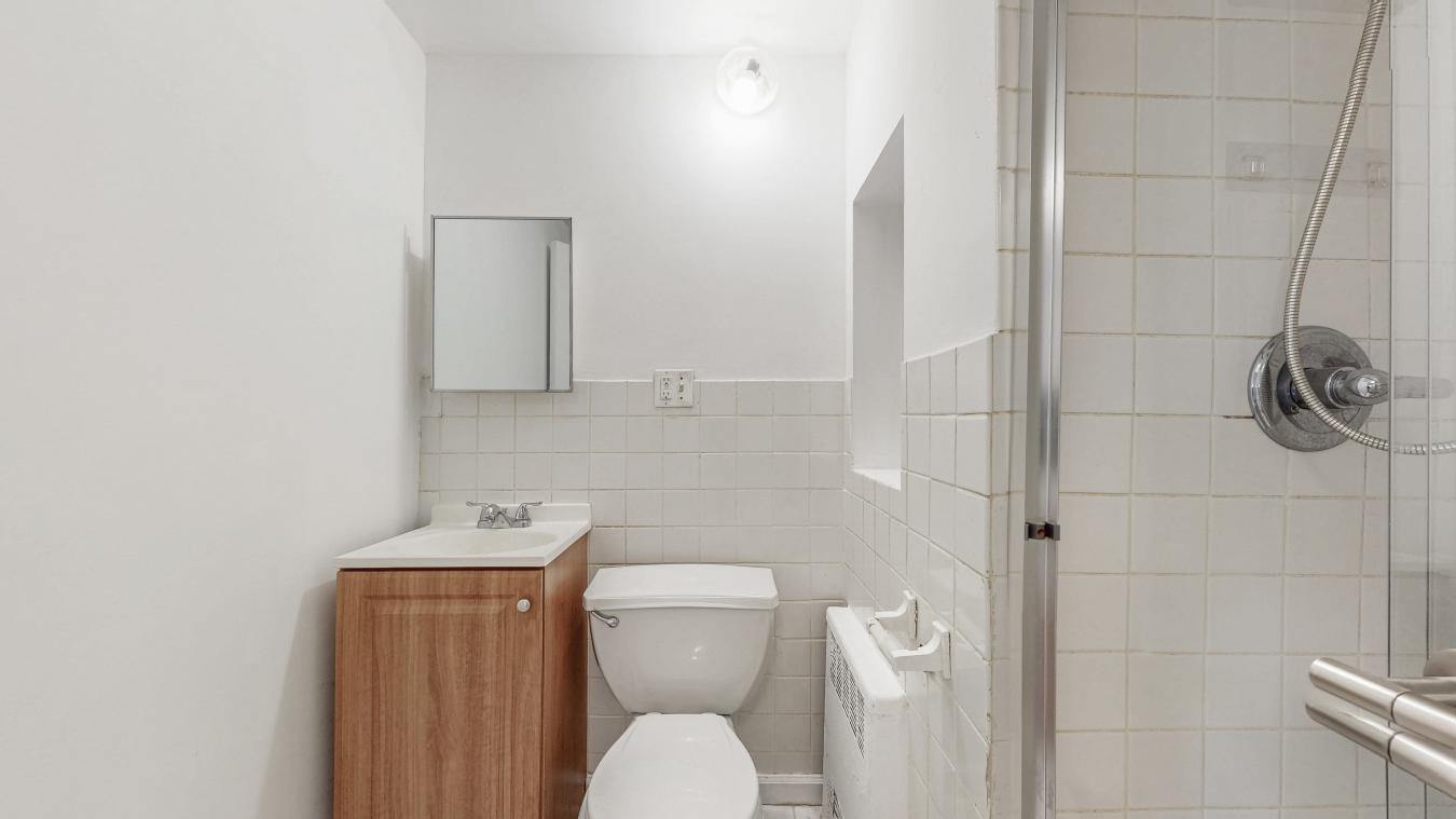 Kew Gardens, Queens, 11415, United States, 5 Bedrooms Bedrooms, ,3 BathroomsBathrooms,Residential,For Sale,1953913