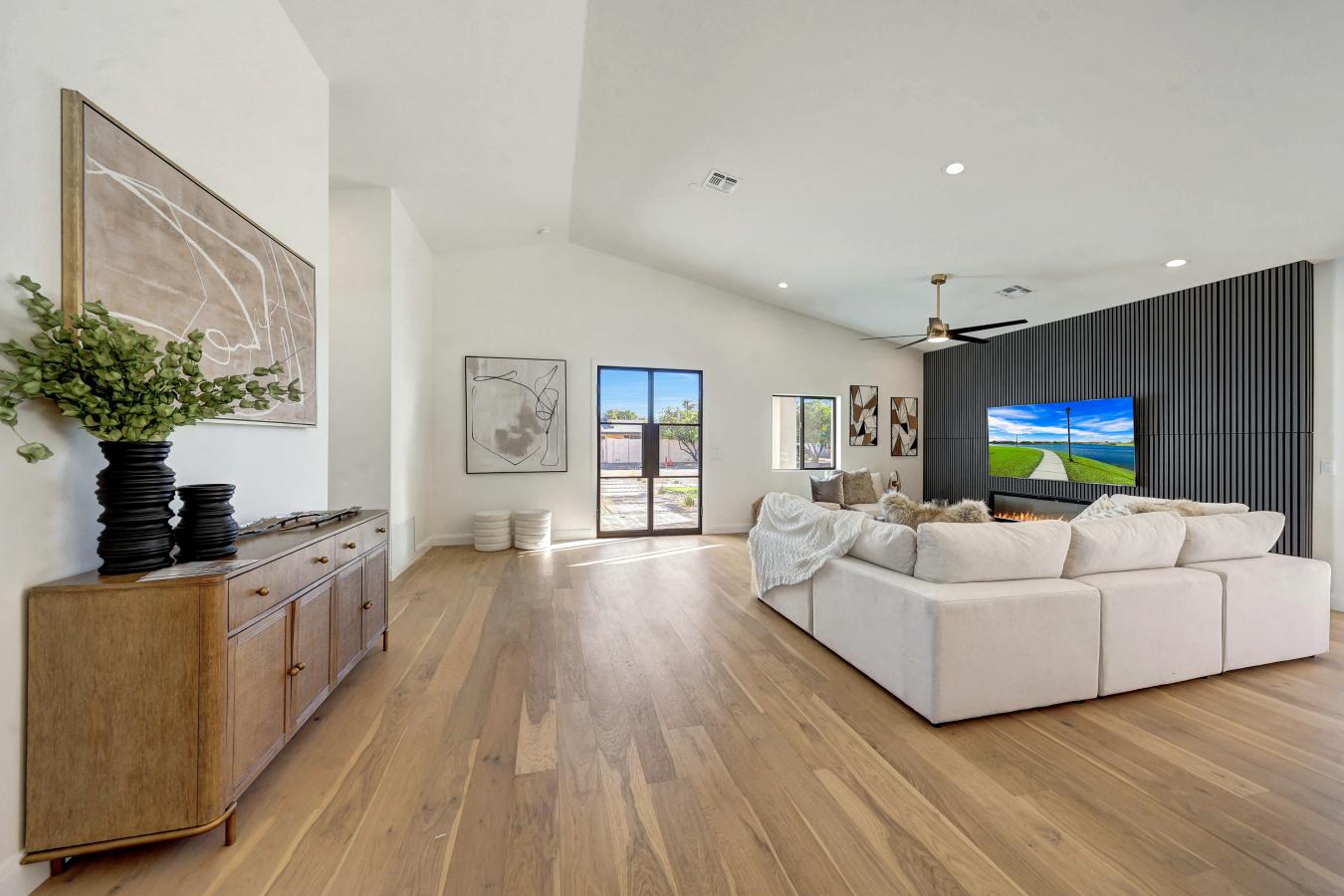 Phoenix, Maricopa, 85018, United States, 4 Bedrooms Bedrooms, ,4 BathroomsBathrooms,Residential,For Sale,1953906