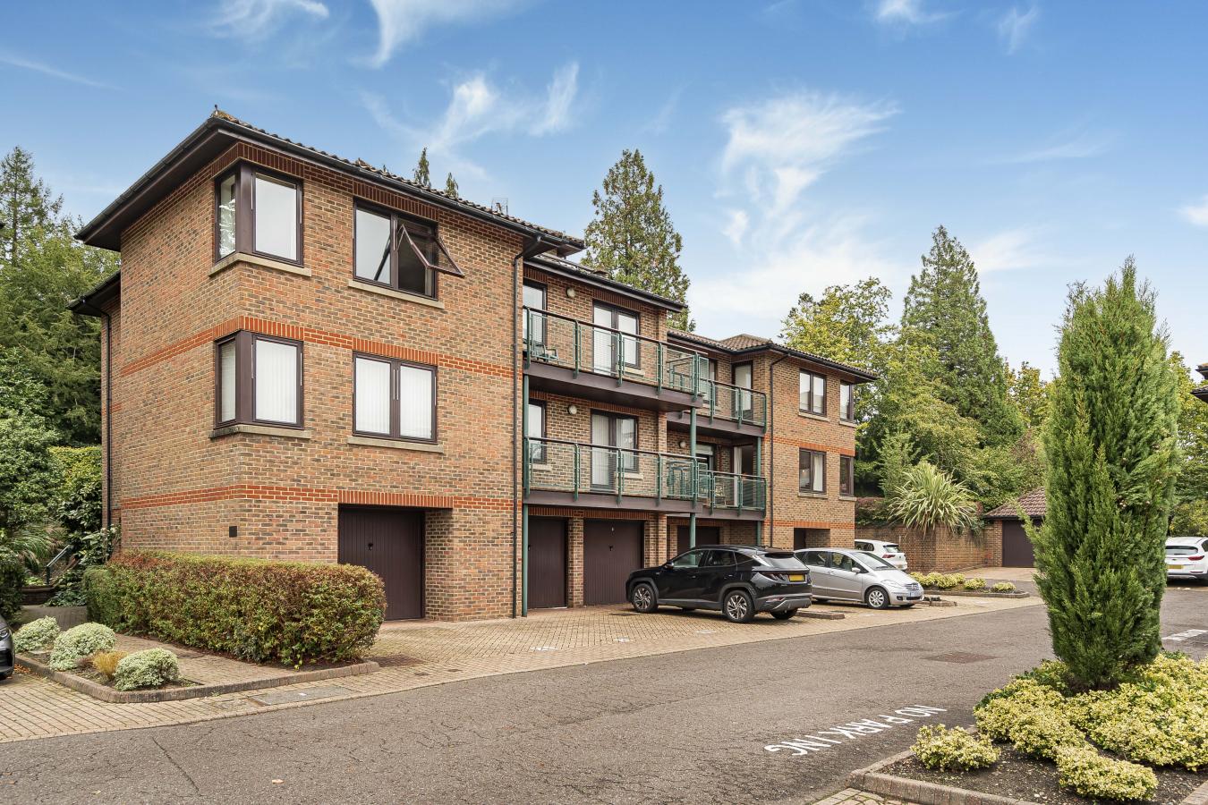 Caterham, Surrey, CR3 6SJ, United Kingdom, 2 Bedrooms Bedrooms, ,2 BathroomsBathrooms,Residential,For Sale,1954254