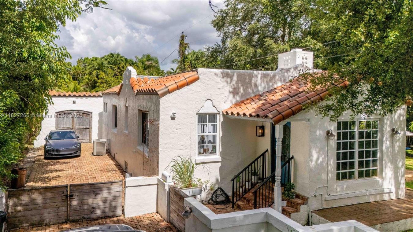 Coral Gables, Miami-Dade County, 33134, United States, 2 Bedrooms Bedrooms, ,-1 BathroomBathrooms,Residential,For Sale,1954249