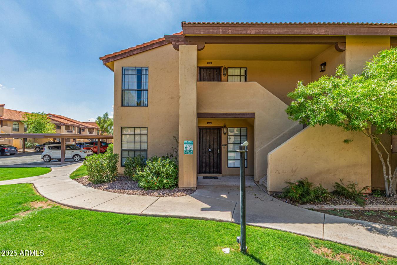 Freshly updated with brand NEW carpet and paint, this lower level, Nor – image 1