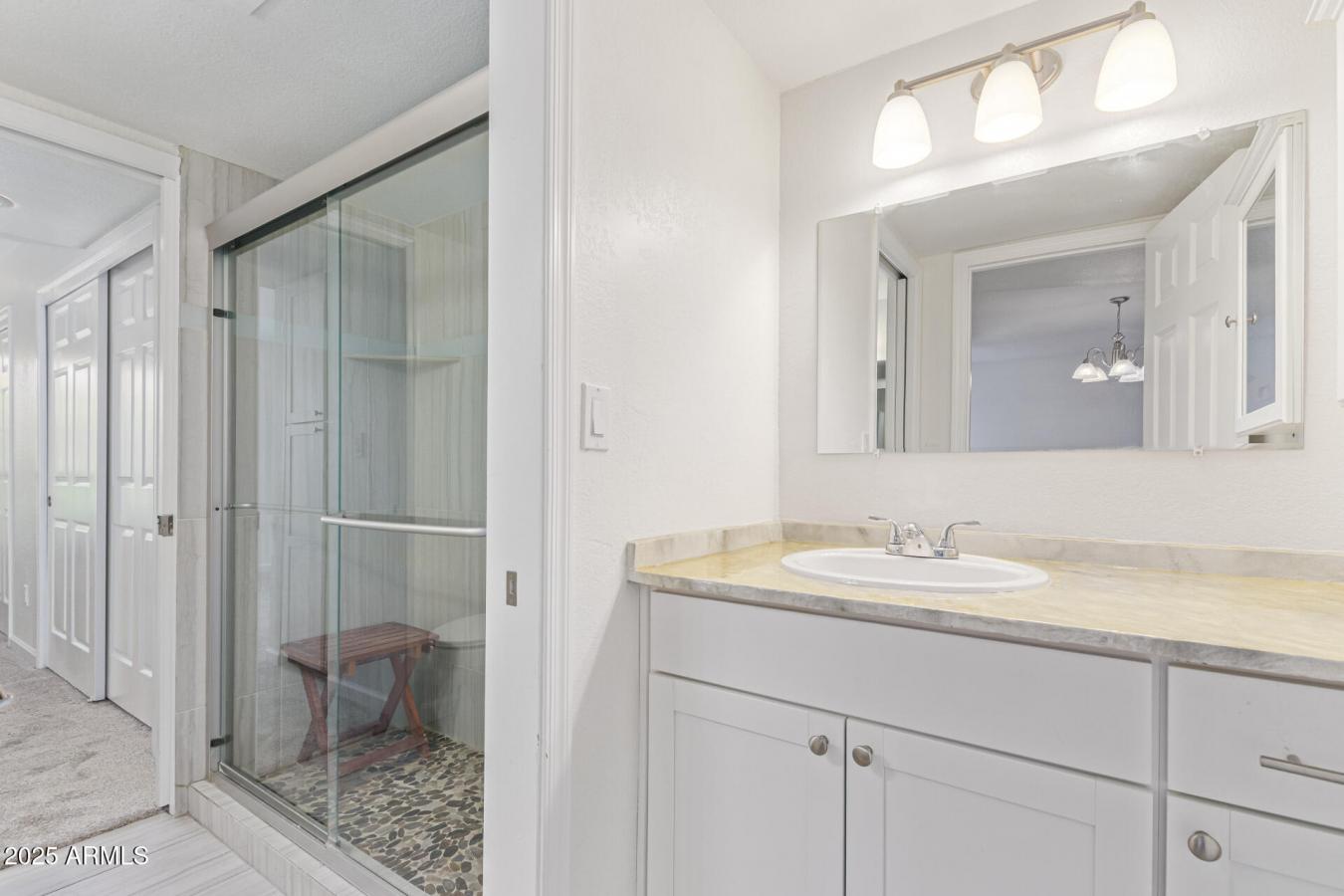 Freshly updated with brand NEW carpet and paint, this lower level, Nor – image 10