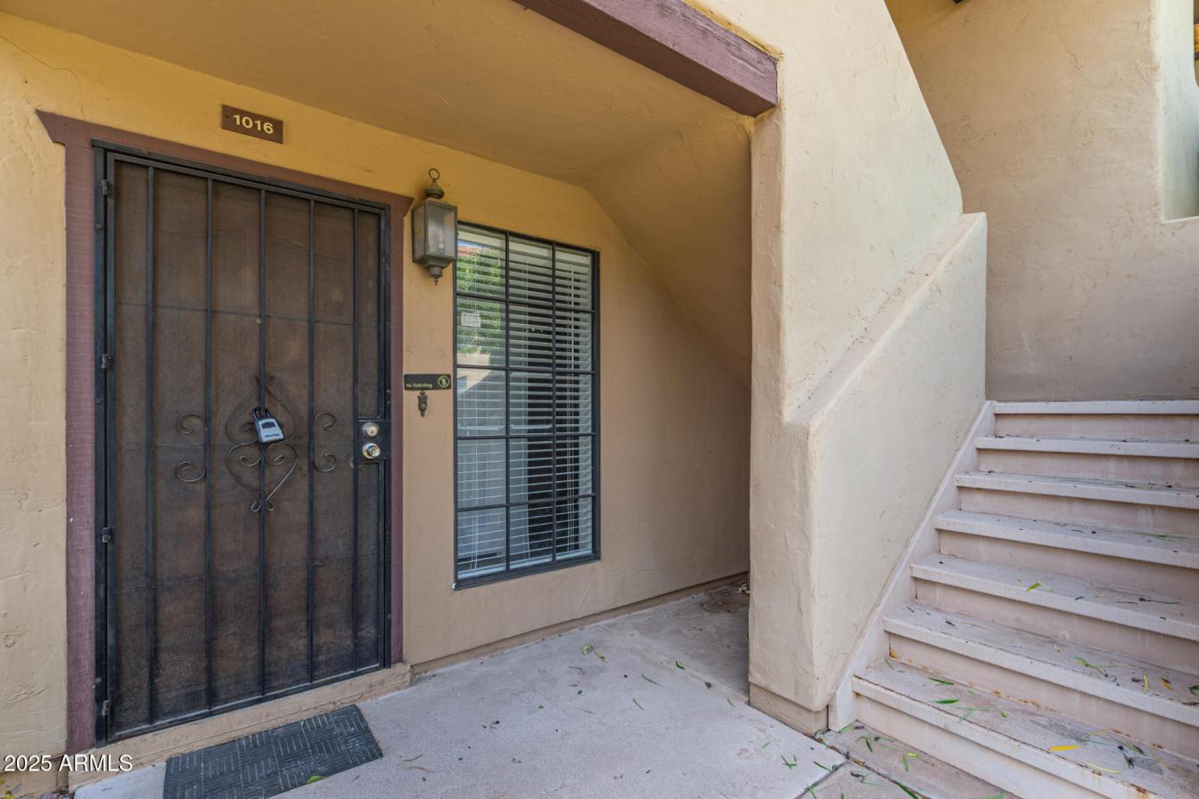 Freshly updated with brand NEW carpet and paint, this lower level, Nor – image 2