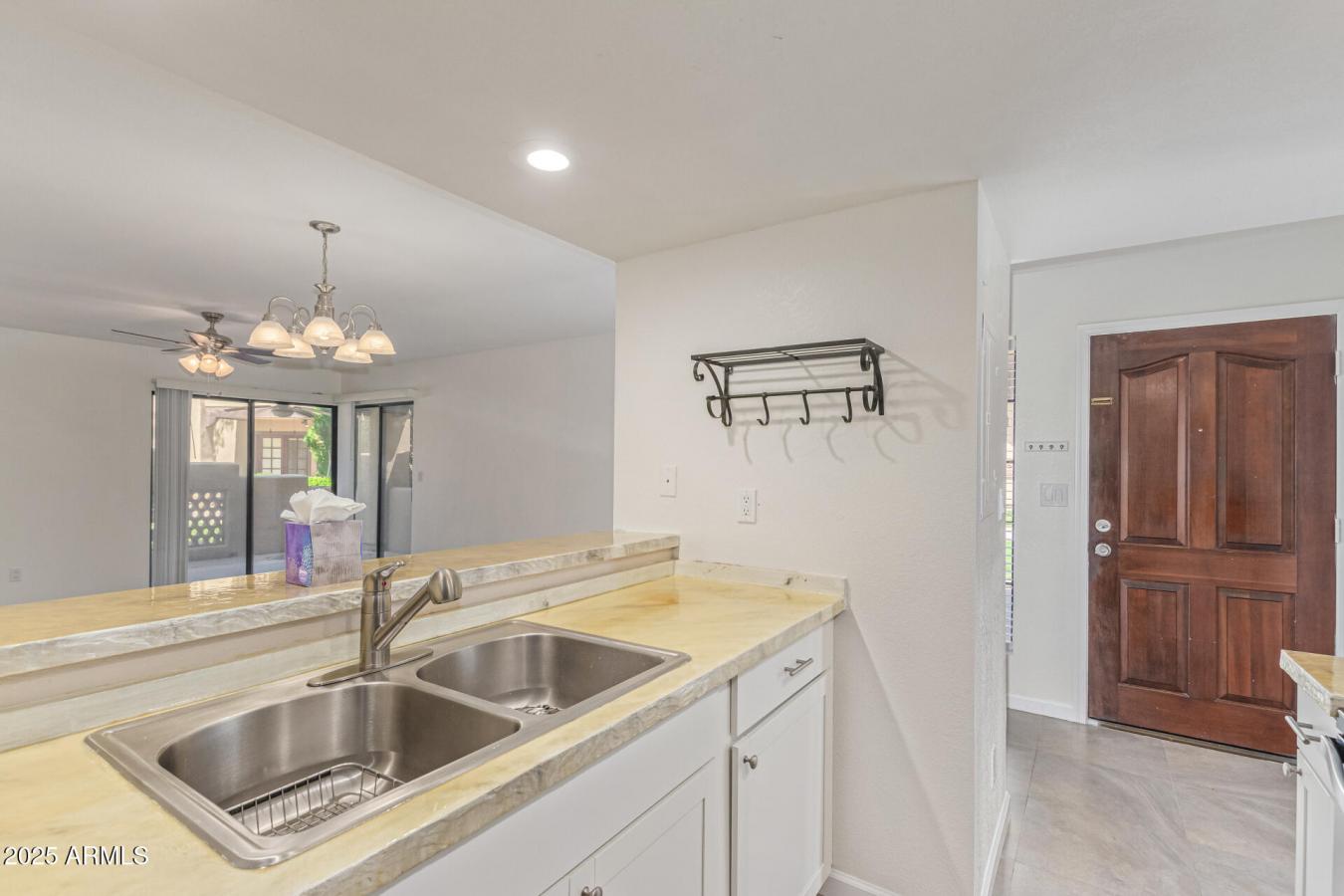 Freshly updated with brand NEW carpet and paint, this lower level, Nor – image 7