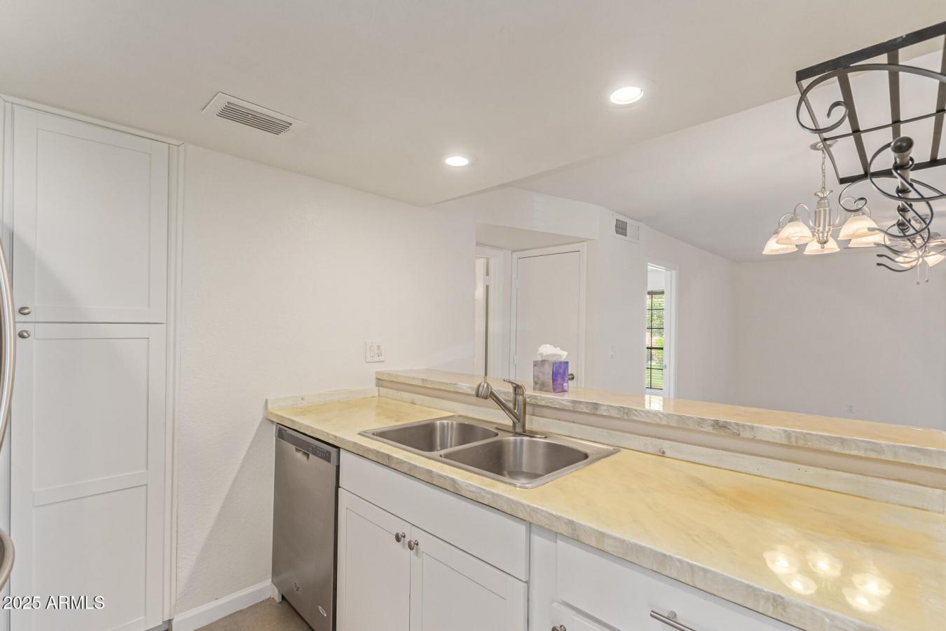 Freshly updated with brand NEW carpet and paint, this lower level, Nor – image 8