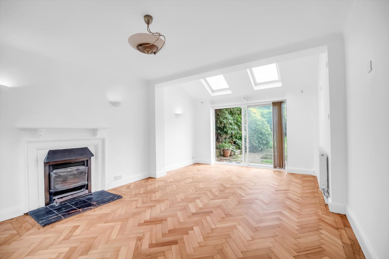 Caterham, Surrey, CR3 6SX, United Kingdom, 3 Bedrooms Bedrooms, ,1 BathroomBathrooms,Residential,For Sale,1959820