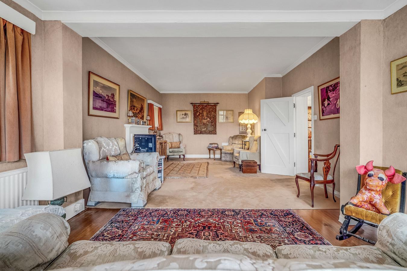 Caterham, Surrey, CR3 6TB, United Kingdom, 5 Bedrooms Bedrooms, ,2 BathroomsBathrooms,Residential,For Sale,1959822