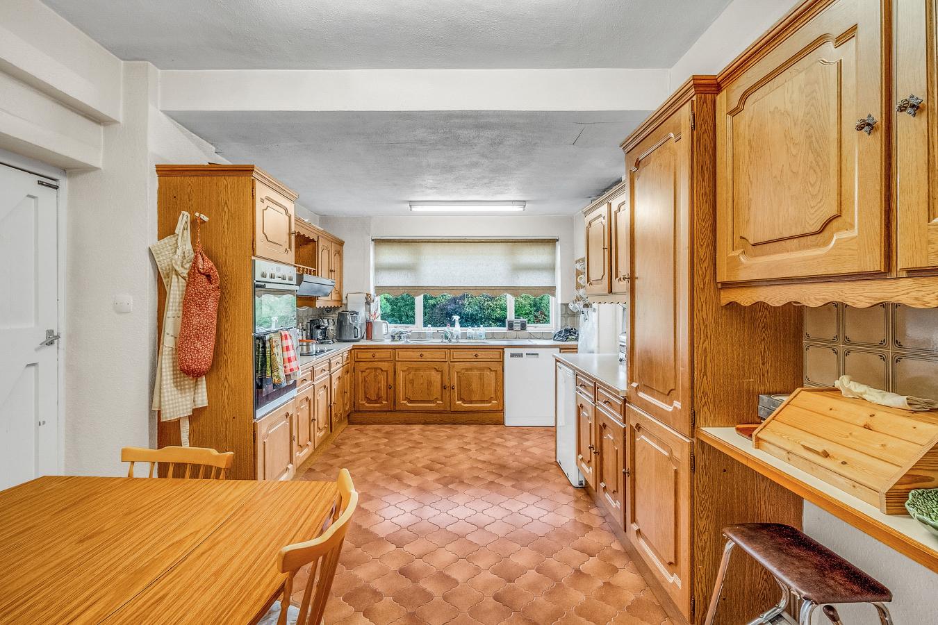 Caterham, Surrey, CR3 6TB, United Kingdom, 5 Bedrooms Bedrooms, ,2 BathroomsBathrooms,Residential,For Sale,1959822