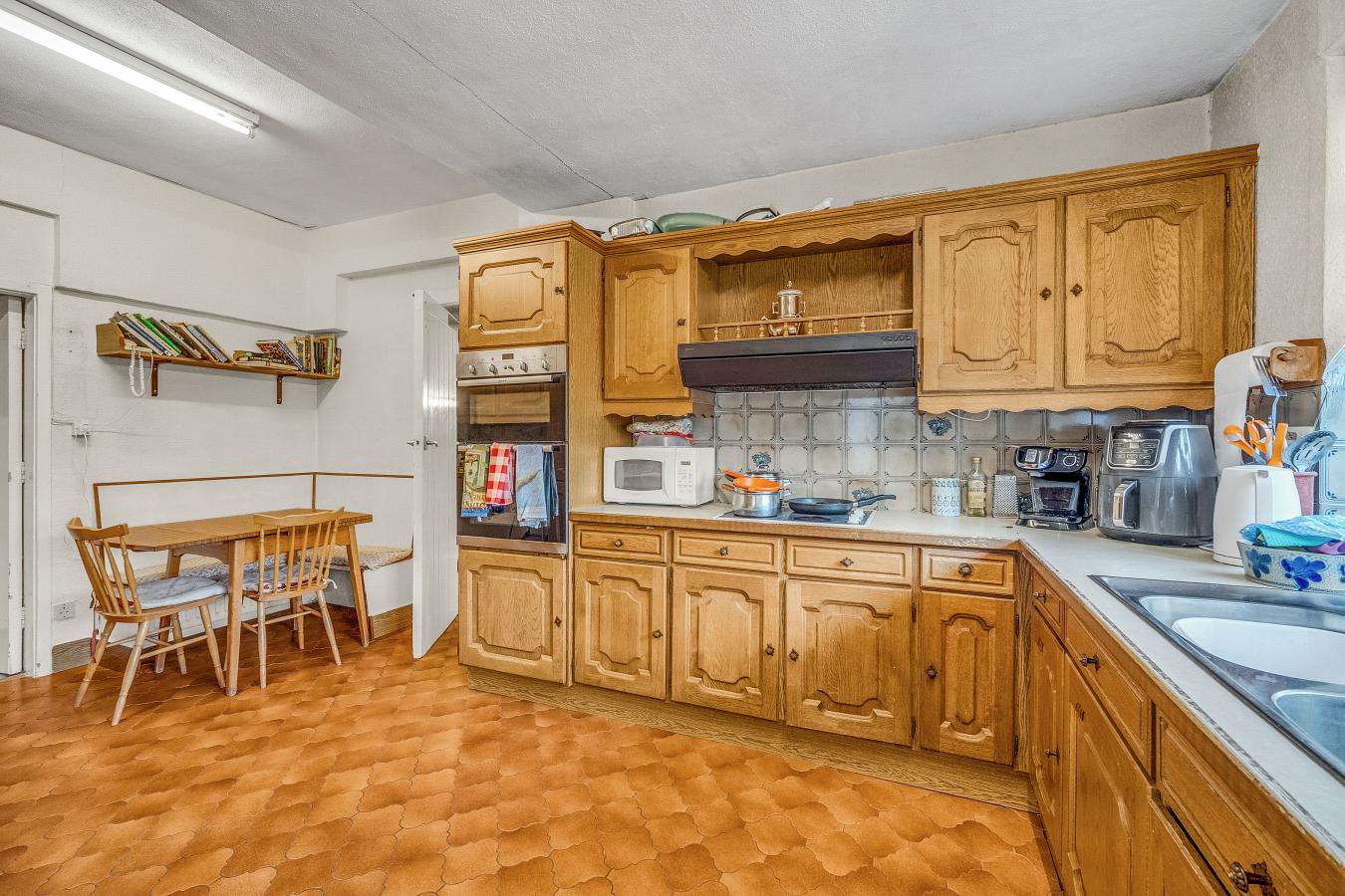 Caterham, Surrey, CR3 6TB, United Kingdom, 5 Bedrooms Bedrooms, ,2 BathroomsBathrooms,Residential,For Sale,1959822