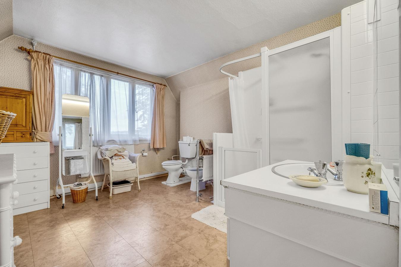 Caterham, Surrey, CR3 6TB, United Kingdom, 5 Bedrooms Bedrooms, ,2 BathroomsBathrooms,Residential,For Sale,1959822