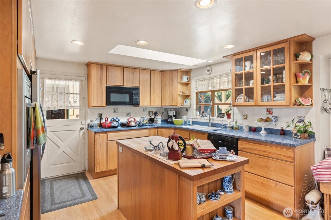 Bellevue, King, 98005, United States, 6 Bedrooms Bedrooms, ,2 BathroomsBathrooms,Residential,For Sale,1960325