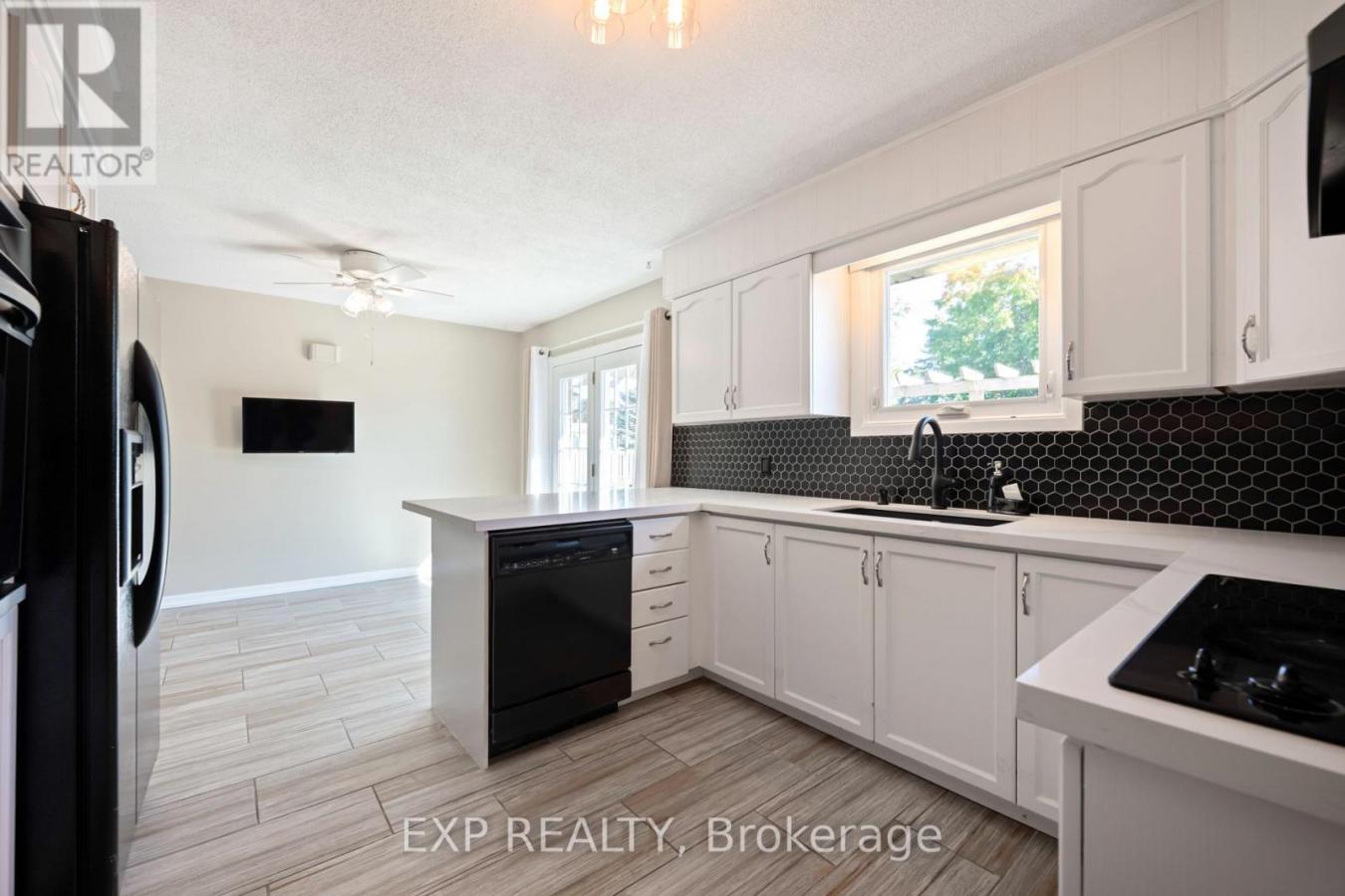 Innisfil (Stroud), ON, L9S1E7, Canada, 3 Bedrooms Bedrooms, ,2 BathroomsBathrooms,Residential,For Sale,1960322