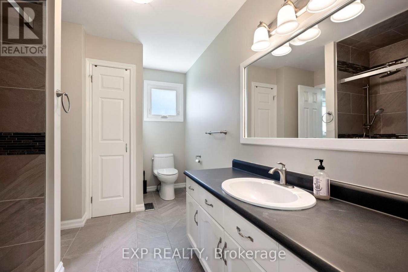 Innisfil (Stroud), ON, L9S1E7, Canada, 3 Bedrooms Bedrooms, ,2 BathroomsBathrooms,Residential,For Sale,1960322