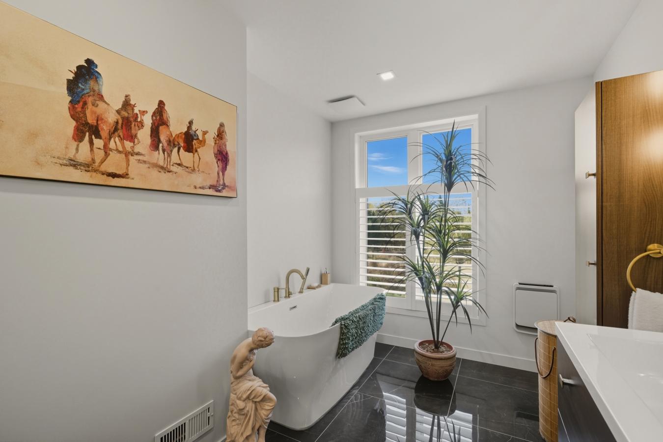 Canton Hatley, Eastern Townships, J0B 2C0, Canada, 4 Bedrooms Bedrooms, ,3 BathroomsBathrooms,Residential,For Sale,1962108